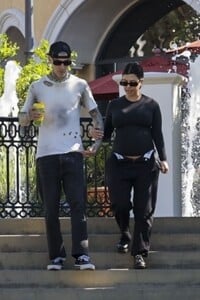 pregnant-kourtney-kardashian-and-travis-barker-out-for-coffee-in-calabasas-07-20-2023-5.jpg