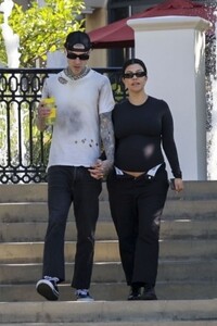 pregnant-kourtney-kardashian-and-travis-barker-out-for-coffee-in-calabasas-07-20-2023-6.jpg