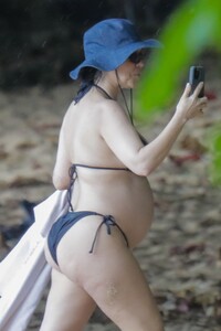 pregnant-kourtney-kardashian-in-bikini-at-a-beach-in-kauai-07-18-2023-2.jpg