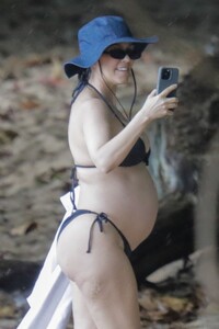 pregnant-kourtney-kardashian-in-bikini-at-a-beach-in-kauai-07-18-2023-3.jpg