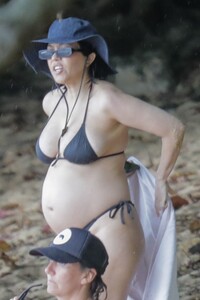 pregnant-kourtney-kardashian-in-bikini-at-a-beach-in-kauai-07-18-2023-4.jpg