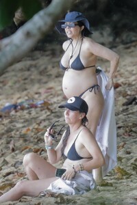 pregnant-kourtney-kardashian-in-bikini-at-a-beach-in-kauai-07-18-2023-5.jpg