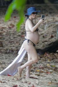 pregnant-kourtney-kardashian-in-bikini-at-a-beach-in-kauai-07-18-2023-6.jpg