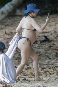 pregnant-kourtney-kardashian-in-bikini-at-a-beach-in-kauai-07-18-2023-8.jpg