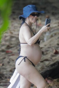 pregnant-kourtney-kardashian-in-bikini-at-a-beach-in-kauai-07-18-2023-9.jpg