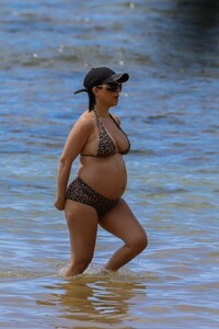 pregnant-kourtney-kardashian-in-bikini-at-a-beach-in-kauai-in-hawaii-07-11-2023-0.jpg