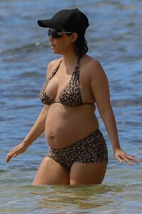 pregnant-kourtney-kardashian-in-bikini-at-a-beach-in-kauai-in-hawaii-07-11-2023-2.jpg