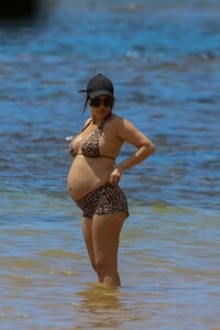 pregnant-kourtney-kardashian-in-bikini-at-a-beach-in-kauai-in-hawaii-07-11-2023-3.jpg