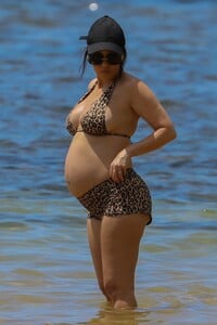 pregnant-kourtney-kardashian-in-bikini-at-a-beach-in-kauai-in-hawaii-07-11-2023-4.jpg