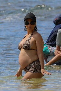 pregnant-kourtney-kardashian-in-bikini-at-a-beach-in-kauai-in-hawaii-07-11-2023-6.jpg
