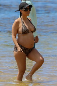 pregnant-kourtney-kardashian-in-bikini-at-a-beach-in-kauai-in-hawaii-07-11-2023-8.jpg