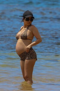 pregnant-kourtney-kardashian-in-bikini-at-a-beach-in-kauai-in-hawaii-07-11-2023-9.jpg