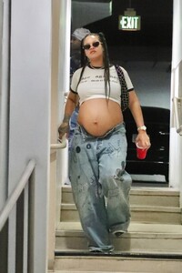 pregnant-rihanna-heading-to-lunch-in-beverly-hills-07-24-2023-1.jpg
