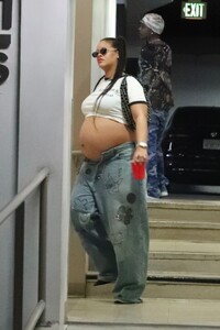 pregnant-rihanna-heading-to-lunch-in-beverly-hills-07-24-2023-2.jpg