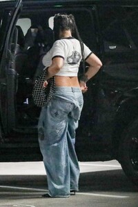 pregnant-rihanna-heading-to-lunch-in-beverly-hills-07-24-2023-3.jpg