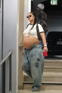 pregnant-rihanna-heading-to-lunch-in-beverly-hills-07-24-2023-4.jpg
