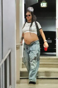 pregnant-rihanna-heading-to-lunch-in-beverly-hills-07-24-2023-6.jpg