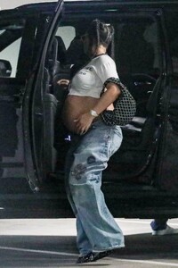 pregnant-rihanna-heading-to-lunch-in-beverly-hills-07-24-2023-7.jpg