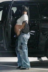 pregnant-rihanna-heading-to-lunch-in-beverly-hills-07-24-2023-8.jpg