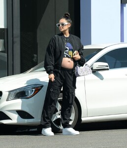 pregnant-sahy-mitchell-out-in-los-angeles-03-26-2022-5.jpg