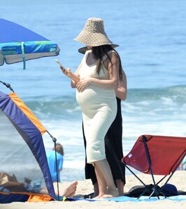 pregnant-shay-mitchel-out-at-hermosa-beach-in-los-angeles-04-08-2022-5.jpg