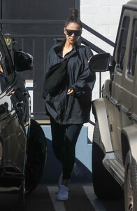 pregnant-shay-mitchell-at-a-dermatologist-in-beverly-hills-03-08-2022-0.jpg