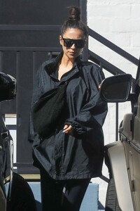 pregnant-shay-mitchell-at-a-dermatologist-in-beverly-hills-03-08-2022-1.jpg