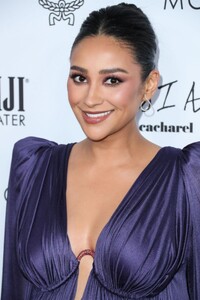 pregnant-shay-mitchell-at-daily-front-row-s-6th-annual-fashion-awards-in-beverly-hills-04-10-2022-2.jpg