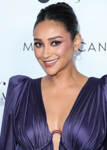 pregnant-shay-mitchell-at-daily-front-row-s-6th-annual-fashion-awards-in-beverly-hills-04-10-2022-5.jpg