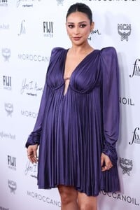 pregnant-shay-mitchell-at-daily-front-row-s-6th-annual-fashion-awards-in-beverly-hills-04-10-2022-8.jpg