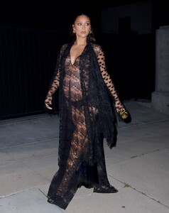 pregnant-shay-mitchell-night-out-in-west-hollywood-05-08-2022-5.thumb.jpg.2d8597f7ea82772d4173c94edba56f22.jpg