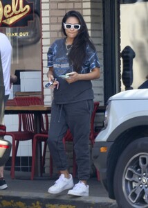 pregnant-shay-mitchell-out-for-lunch-at-little-dom-s-in-los-angeles-03-25-2022-5.jpg