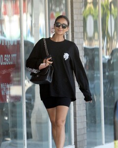 pregnant-shay-mitchell-out-for-lunch-in-los-angeles-02-10-2022-0.jpg