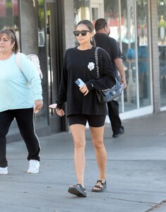 pregnant-shay-mitchell-out-for-lunch-in-los-angeles-02-10-2022-6.jpg