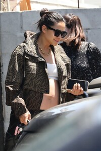 pregnant-shay-mitchell-out-in-beverly-hills-05-05-2022-0.thumb.jpg.bb6bfd94614c2fc28460ef12b6f4e870.jpg