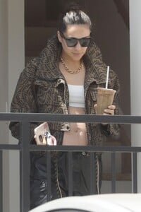 pregnant-shay-mitchell-out-in-beverly-hills-05-05-2022-9.thumb.jpg.fe550e2e44e4e77212bbe072e2ea1849.jpg