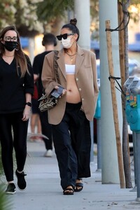 pregnant-shay-mitchell-out-in-los-angeles-02-11-2022-0.jpg