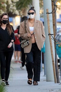 pregnant-shay-mitchell-out-in-los-angeles-02-11-2022-2.jpg