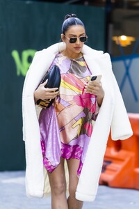pregnant-shay-mitchell-out-in-new-york-03-03-2022-1.jpg