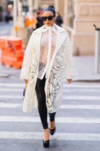 pregnant-shay-mitchell-out-in-new-york-03-08-2022-0.jpg