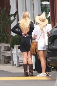 reese-witherspoon-and-ava-phillippe-out-for-lunch-shopping-and-ice-cream-at-brentwood-country-mart-07-23-2023-1.jpg