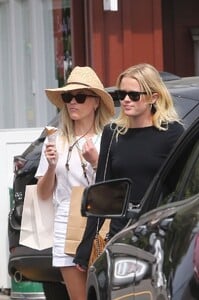 reese-witherspoon-and-ava-phillippe-out-for-lunch-shopping-and-ice-cream-at-brentwood-country-mart-07-23-2023-2.jpg