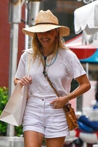 reese-witherspoon-and-ava-phillippe-out-for-lunch-shopping-and-ice-cream-at-brentwood-country-mart-07-23-2023-3.jpg