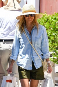 reese-witherspoon-out-for-grocery-shopping-at-brentwood-country-mart-07-25-2023-0.jpg
