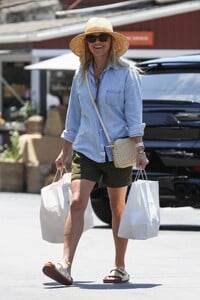 reese-witherspoon-out-for-grocery-shopping-at-brentwood-country-mart-07-25-2023-1.jpg