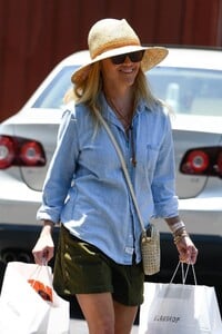 reese-witherspoon-out-for-grocery-shopping-at-brentwood-country-mart-07-25-2023-3.jpg