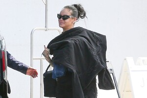 rihanna-at-lax-in-los-angeles-05-26-2023-1.jpg