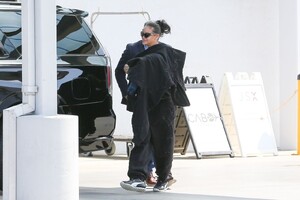 rihanna-at-lax-in-los-angeles-05-26-2023-2.jpg