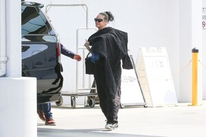 rihanna-at-lax-in-los-angeles-05-26-2023-3.jpg