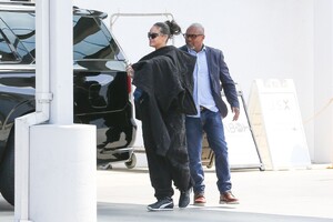 rihanna-at-lax-in-los-angeles-05-26-2023-4.jpg